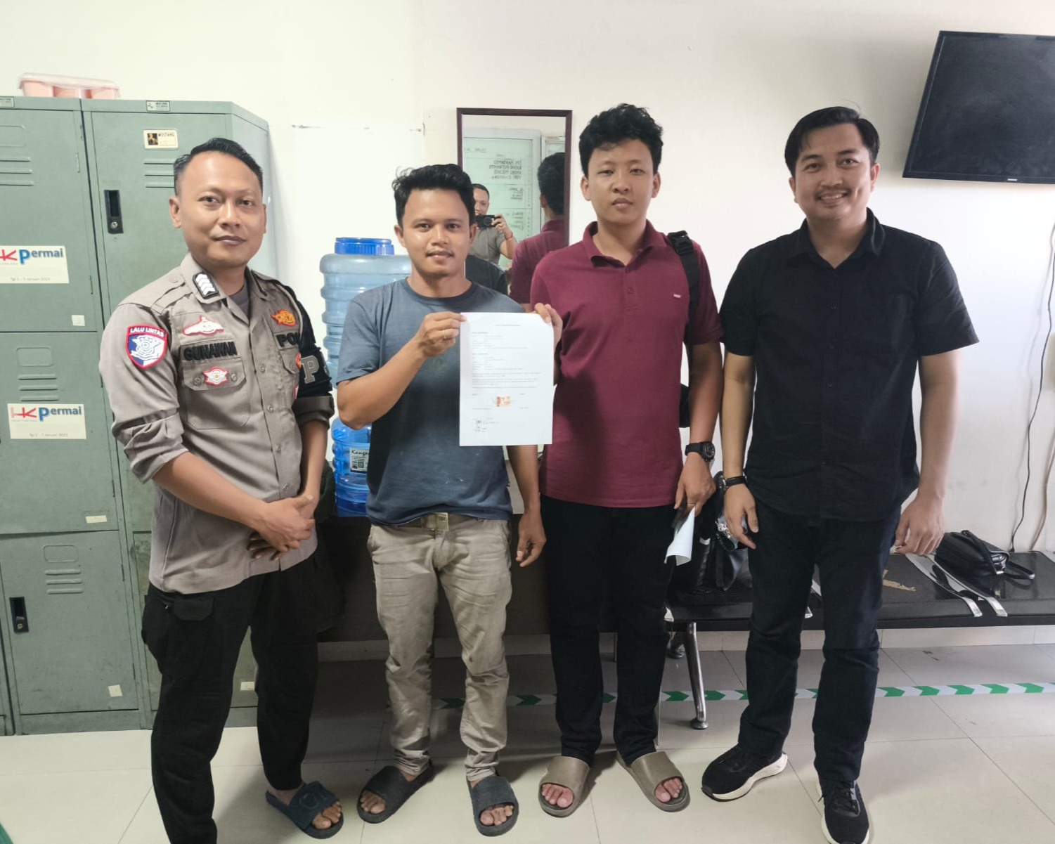 Sigap, Personil Satuan PJR Ditlantas Polda Riau Tangani Laka Lantas Di KM 10 Jalan Tol Permai, Tak Ada Korban Jiwa