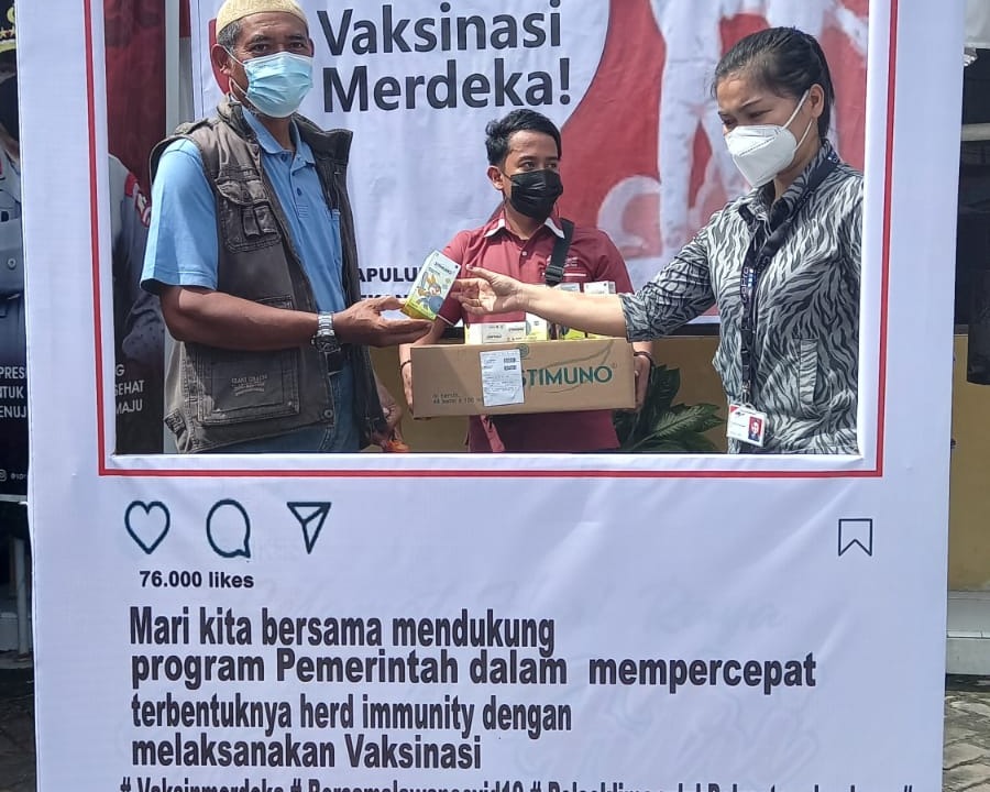 Pacu Herd Immunity, Polsek Limapuluh Hadiahi Dua Botol Multivitamin Stimuno Kepada Peserta Vaksinasi