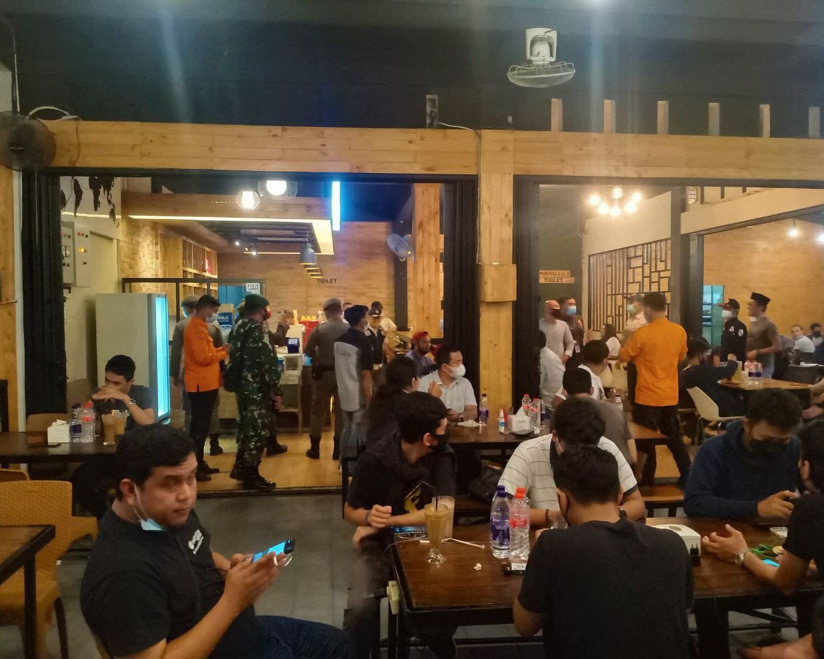 Personil Kodim 0301/PBR Ikut Serta Hadir Dalam Laksanakan Sosialisasi dan Himbauan Penerapan PPKM Serta Prokes Covid-19 di Pusat Kuliner