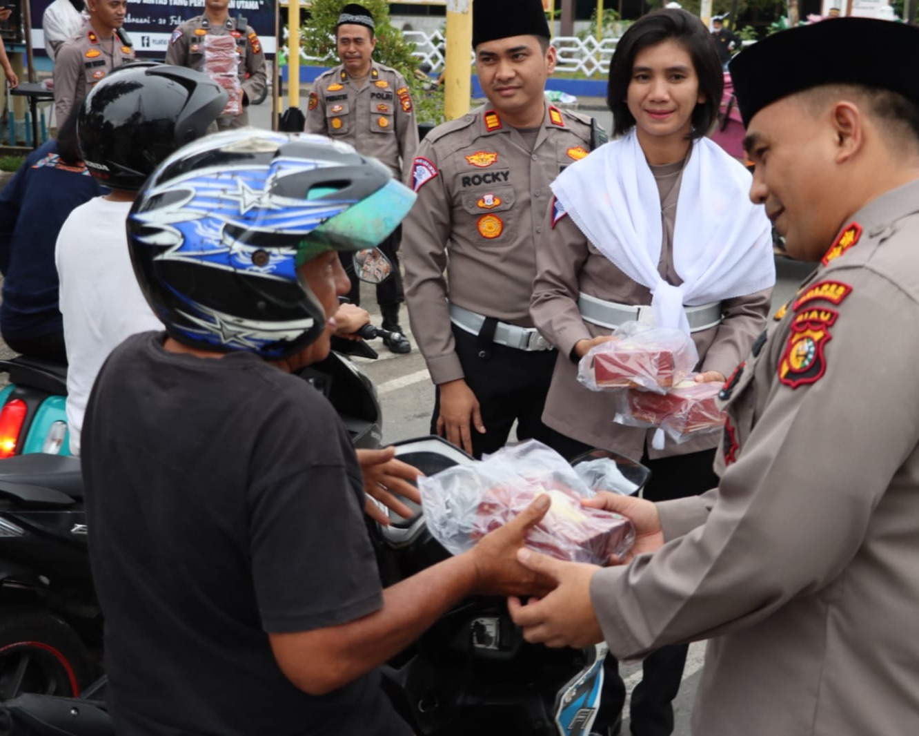 Bagikan Takjil Untuk Pengguna Jalan, Ini Pesan Kapolres Inhu