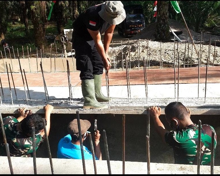 Personel Satuan Brimob Polda Riau dan TNI Serta Masyarakat Melaksanakan Gotong Royong Bersama