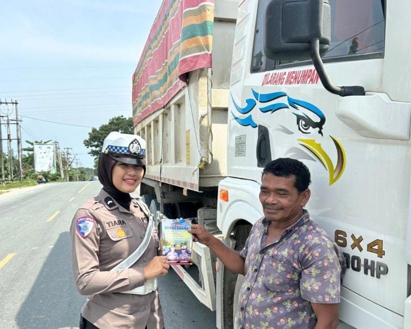 Satlantas Polres Siak Gencarkan Kampanye Keselamatan, Bagi Leaflet di Jalur Perawang–Siak