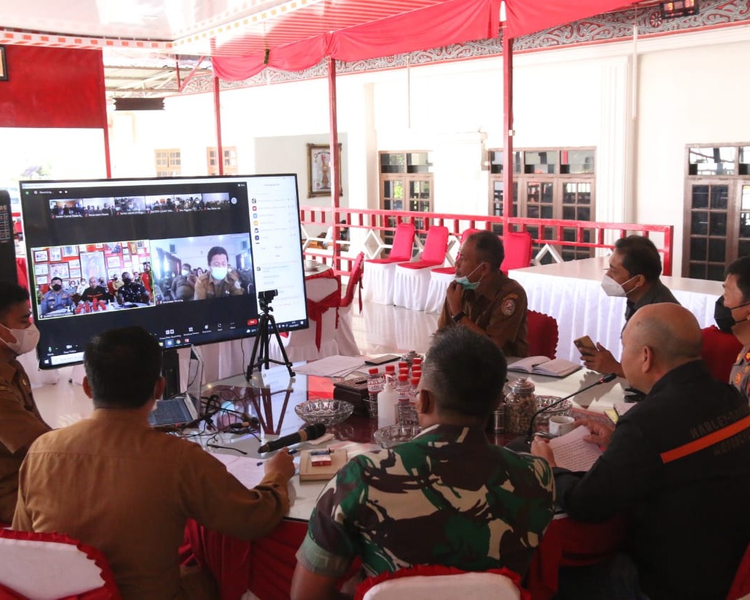 Antisipasi Penyebaran Covid-19 Varian Omicron, Bupati Gelar Vidcon Bersama Camat Se Kabupaten Tapanuli Utara Tekankan Patuh Prokes