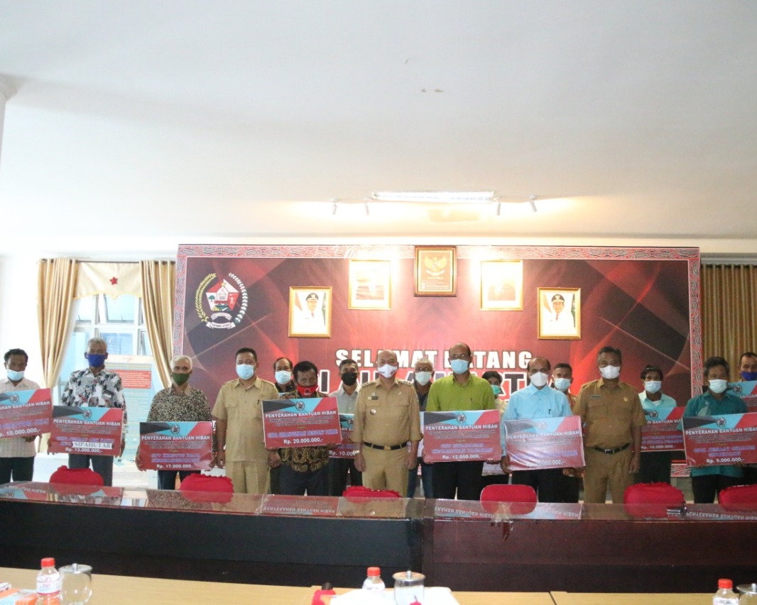 Bupati Taput Serahkan Dana Hibah Pembangunan dan Rehabilitasi Sarana dan Prasarana Rumah Ibadah Secara Simbolis