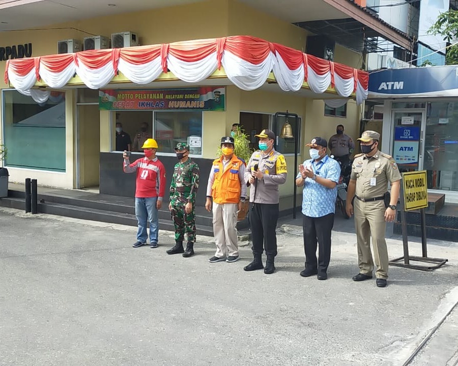 Kasdim 0301/PBR Hadir Dalam Kegiatan Penyemprotan Disinfektan Massal Secara Serentak di Polresta Pekanbaru