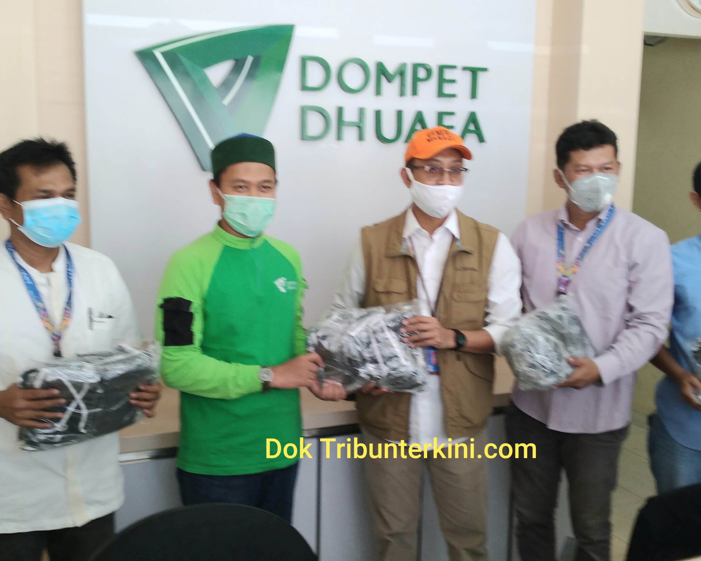 Berbagi dan Peduli, PT Angkasa Pura II (Persero) Bandara SSK II Pekanbaru Berikan Paket Sembako Serta Masker