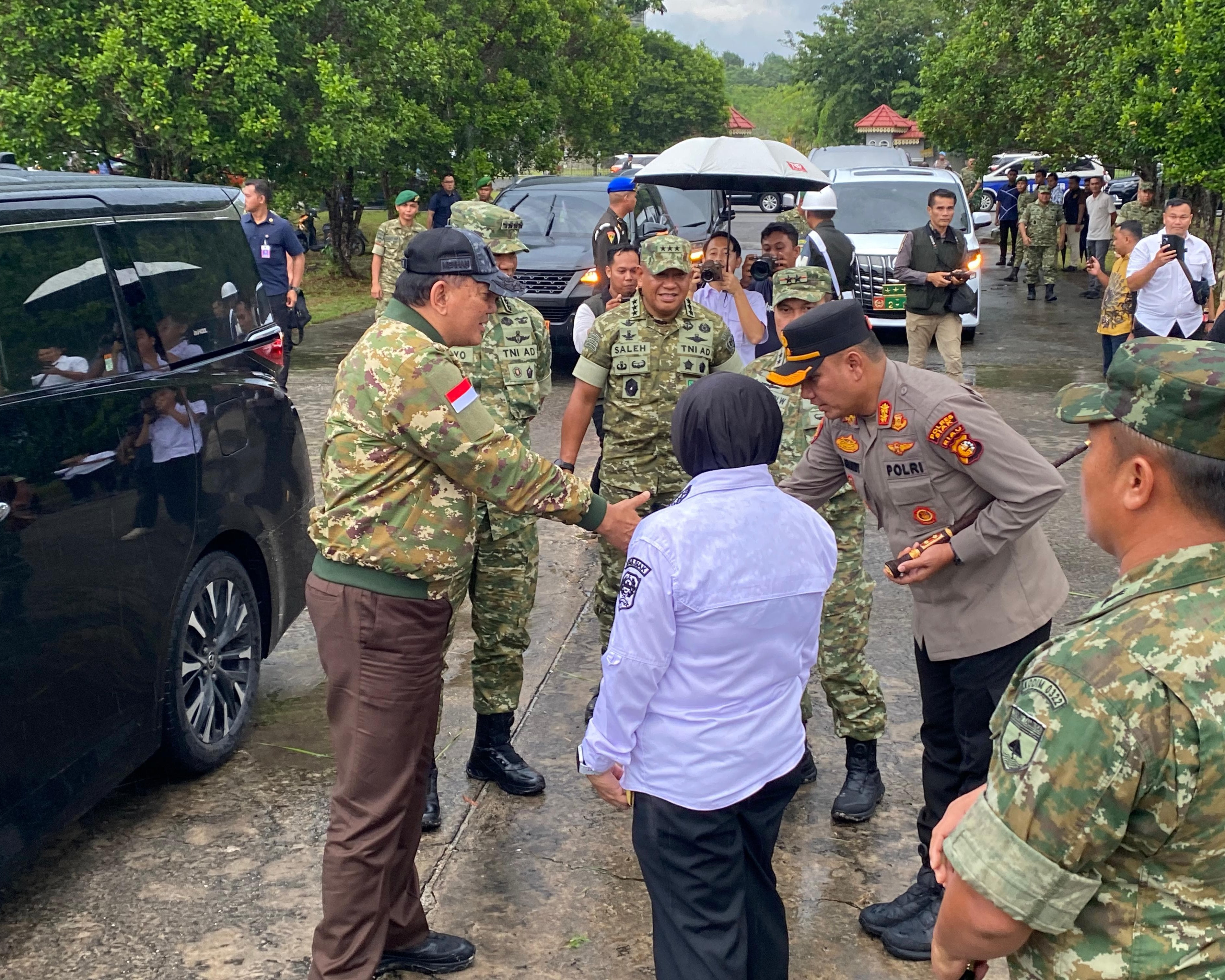 Kapolres Sambut Kedatangan Menhan RI di Kabupaten Siak, Kunjungan Ke Yonif TP 851/BBC Berlangsung Aman