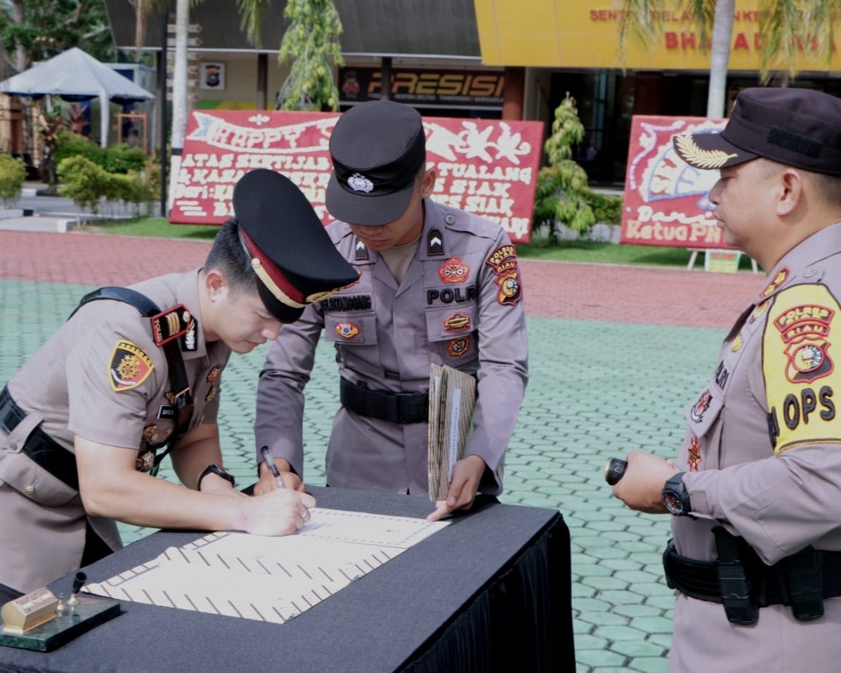 Kapolres Siak AKBP Asep Sujarwadi Pimpin Upacara Sertijab Kasat Reskrim dan Kapolsek Tualang Serta Penyerahan Jabatan Kasi Propam