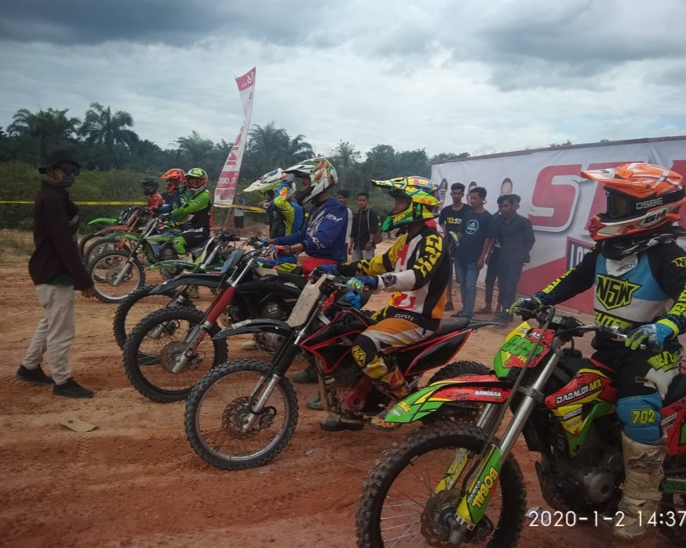 Hari Kedua Latber Grasstrack Cross di Menggala Sempurna Kabupaten Rohil, Menyita Perhatian 5000 Pengunjung Masyarakat