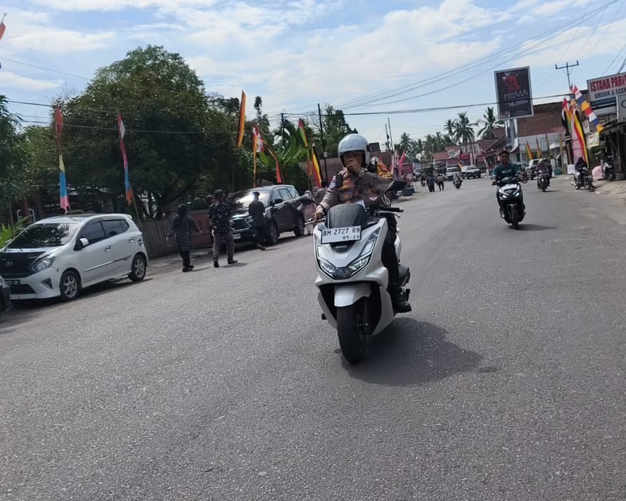 Naik Motor, Dirlantas Polda Riau Jadi Sosok Di Balik Lancarnya Festival Pacu Jalur Kuansing 2025