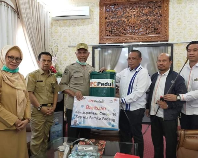 Pemko Padang Menerima Bantuan, Wako Mahyeldi Ajak Stakeholder Saling Bahu Membahu Dalam Pencegahan Covid-19