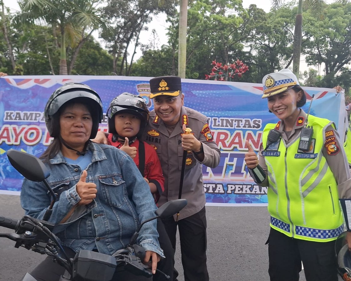 Kampanye Keselamatan Lalu Lintas, Kapolresta Pekanbaru Bagikan Helm Gratis Kepada Anak-Anak