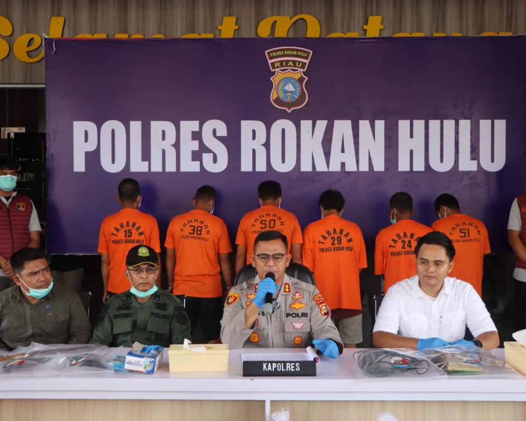 Kapolres Rohul AKBP Budi Setiyono Pimpin Pers Rilis Ungkap Kasus Pembunuhan Harimau Di Desa Tibawan, Enam Pelaku Ditangkap