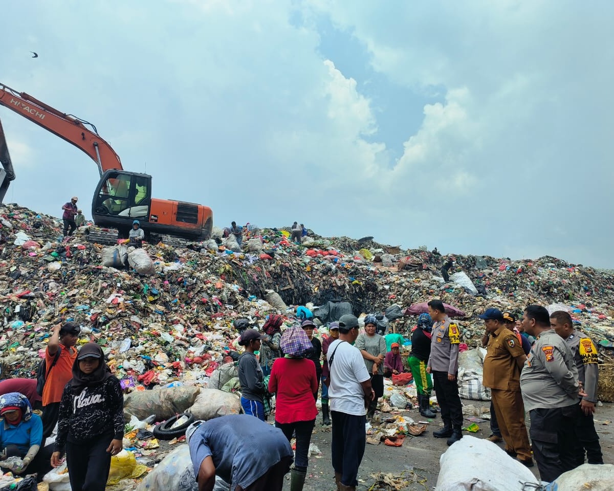 Masif Kegiatan Cooling System, Polsek Rumbai Sambangi Warga di TPA Sampah Sebagai Bentuk Komitmen Wujudkan Pilkada Damai Sejuk dan Kondusif Serta Memelihara Situasi Kamtibmas