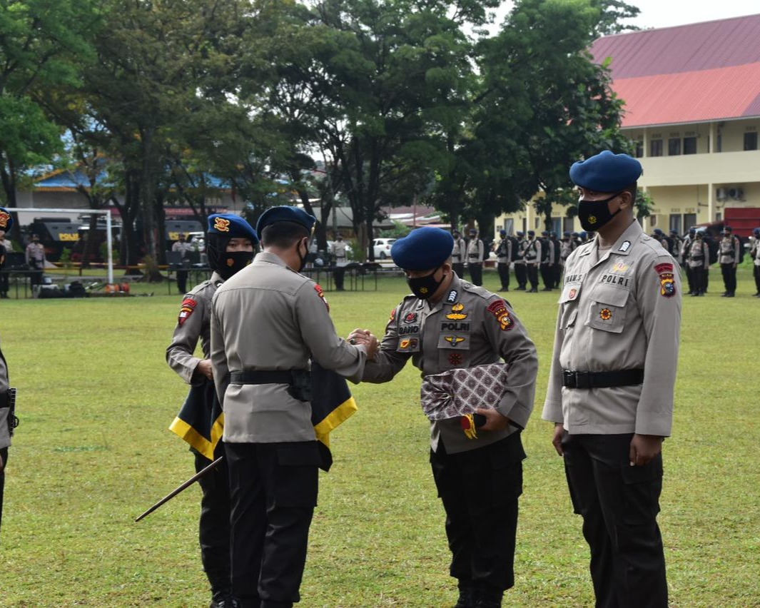 Dansat Brimob Polda Riau Berikan Reward And Punishment Kepada Empat Personil Yang Teladan