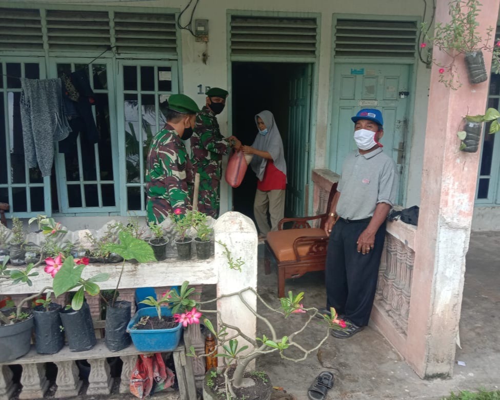 Wujud Kepedulian Di Masa Pandemi Covid-19, Babinsa Kodim 0301/PBR Sisihkan Gajinya Untuk di Berikan Kepada Warga