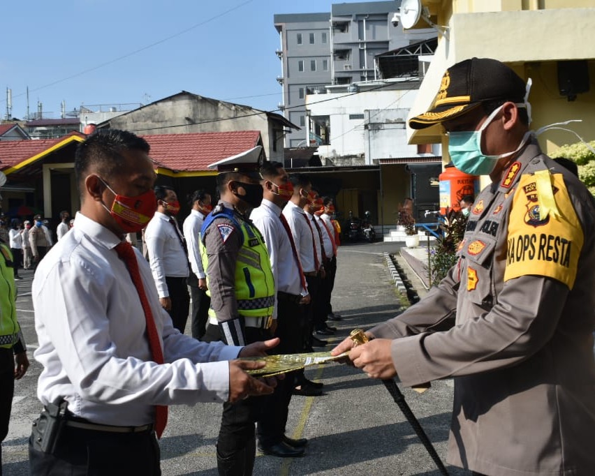 Kapolresta Pekanbaru Melantik Kenaikan Pangkat Penghargaan Dan Berikan Reward Anggota Yang Berprestasi