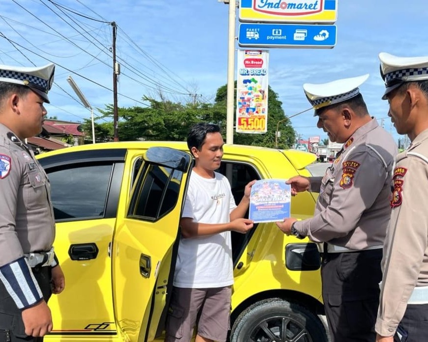 Satlantas Polres Siak Gelar Pemasangan Stiker Dan Pembagian Leaflet Operasi Zebra Lancang Kuning 2025 Di Kandis