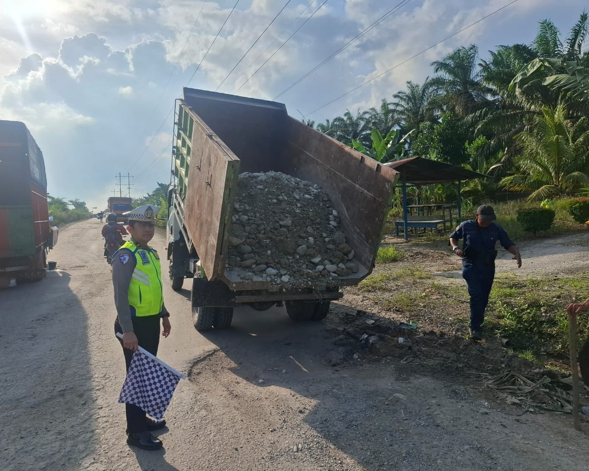 Satlantas Polres Siak Turun Langsung Pantau Jalan Rusak Perawang–Dayun, Cegah Laka di Jalur Provinsi