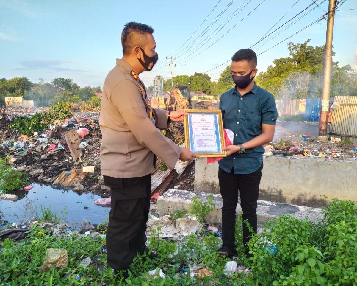 Anak Penyelamat Bendera Merah Putih Dapat Penghargaan Dari Kapolres Meranti