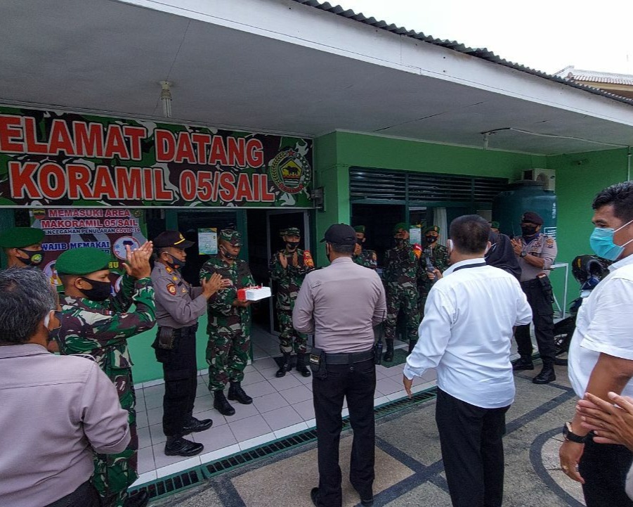 Makoramil 05/Sail Kodim 0301/PBR Mendapat Kejutan Kue HUT TNI Ke-75 Tahun 2020 Dari Polsek Limapuluh