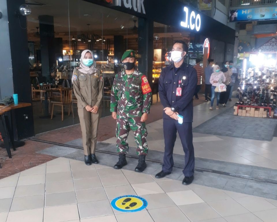 Personil Kodim 0301/PBR Terus Lakukan Himbauan Prokes di Pusat Perbelanjaan
