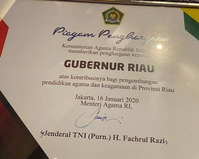 Menteri Agama Menyerahkan Penghargaan Kepada Gubernur Riau Syamsuar, Dalam Rangka Hari Amal Bakti Ke 74 Kementerian Agama 2020