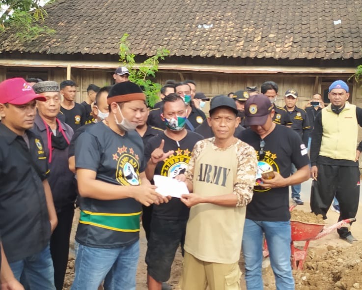 Ormas Lindu Aji Kendal Bersama Rombongan Serahkan Bantuan Kepada Korban Kebakaran Rumah di Desa Purworejo