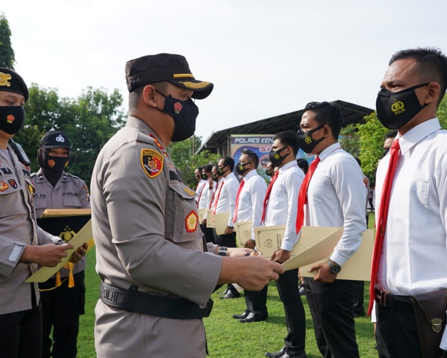 Kapolres Kendal Berikan Penghargaan Kepada 28 Personil Yang Berprestasi
