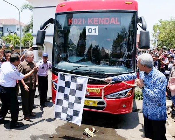 Ganjar Pranowo Resmikan Tansportasi BRT Semarang-Kendal