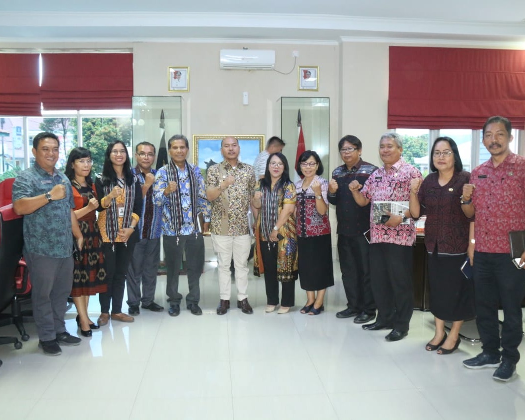 Bupati Taput Menerima Hasil Survey Kepatuhan Pelayanan Dari Ombudsman Tahun 2019
