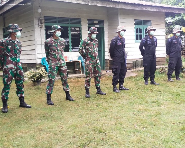 Personel Satuan Brimob Polda Riau dan TNI Serta Masyarakat Melaksanakan Gotong Royong Bersama