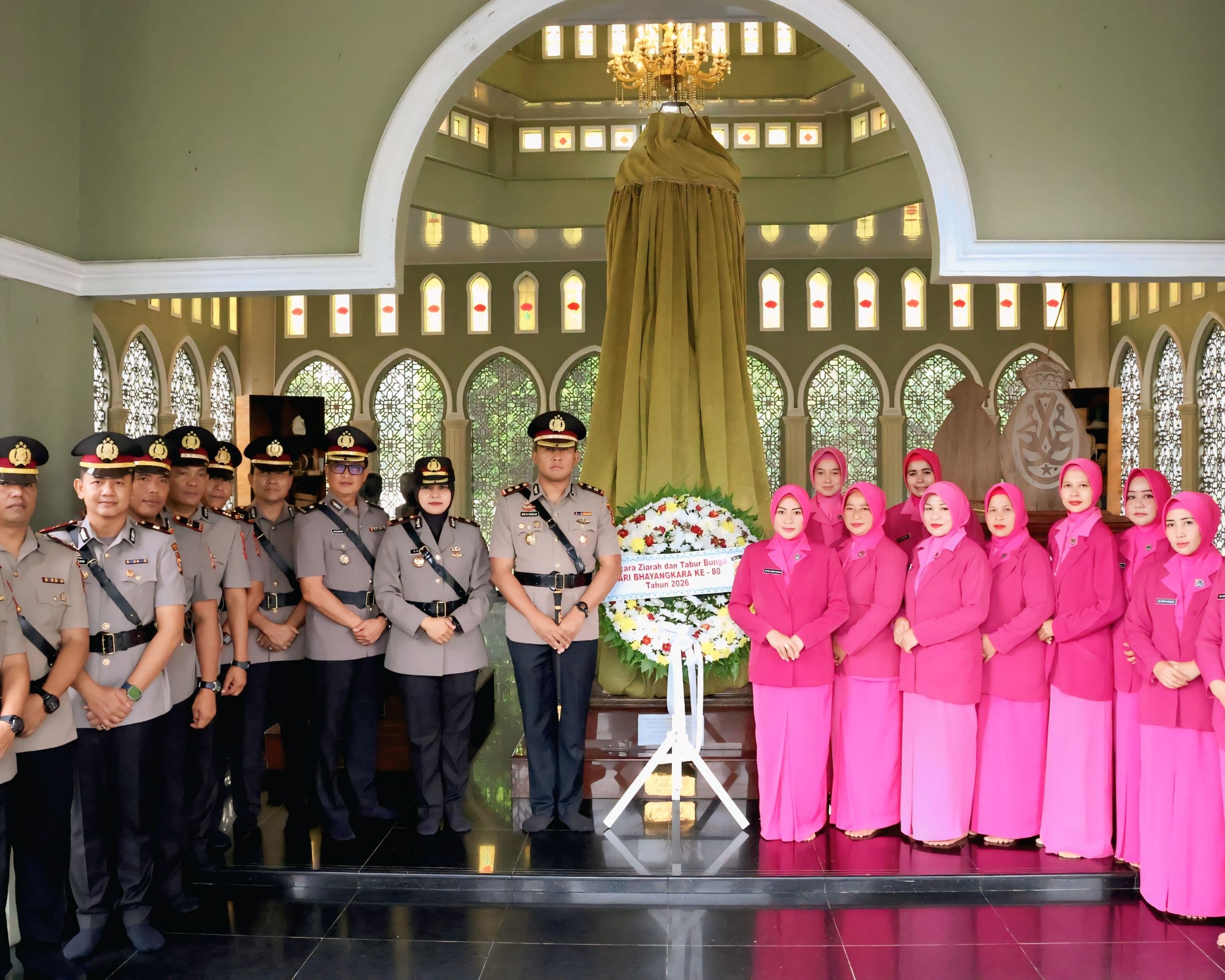 Sambut Hari Bhayangkara Ke-80, Khidmat Polres Siak Gelar Upacara Ziarah Rombongan di Makam Pahlawan Nasional Sultan Syarif Kasim II
