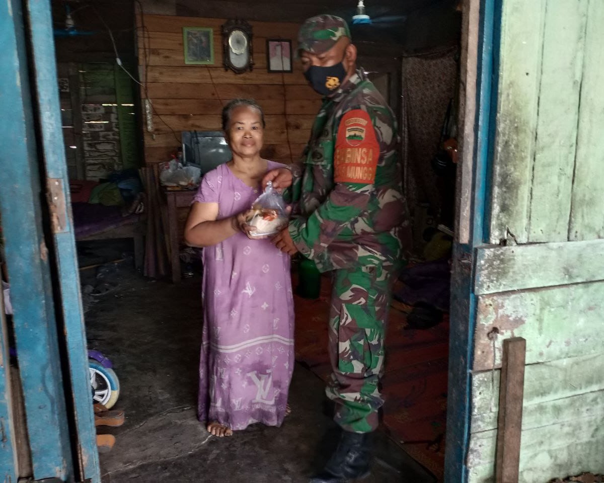 Babinsa Kodim 0301/PBR Antarkan Puluhan Nasi Bungkus Kepada Warga Yang Terdampak Covid-19 di Kelurahan Sialang Munggu