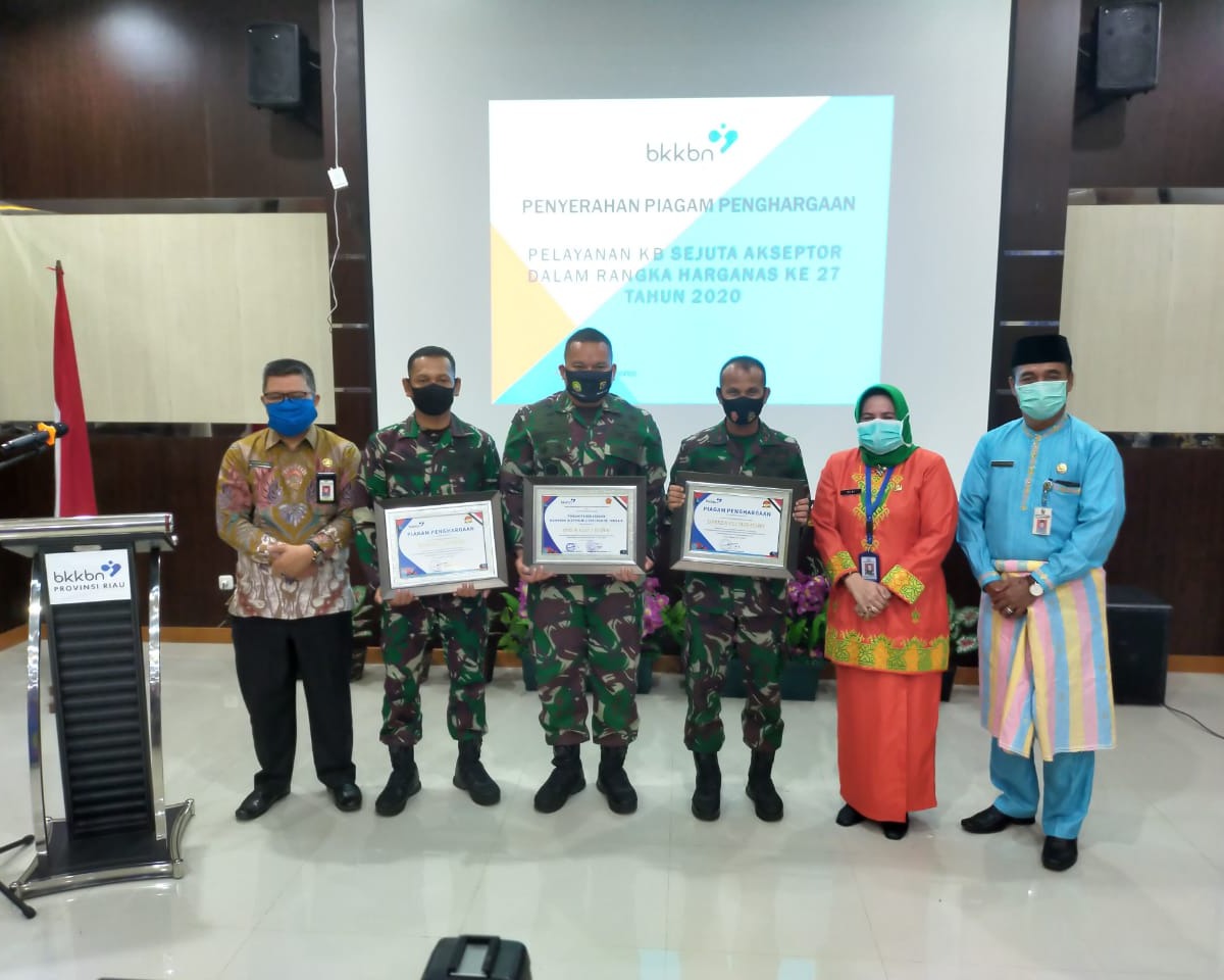 Dandim 0301/PBR Terima Penghargaan Harganas Ke-27 Tahun 2020 Dari BKKBN Pusat