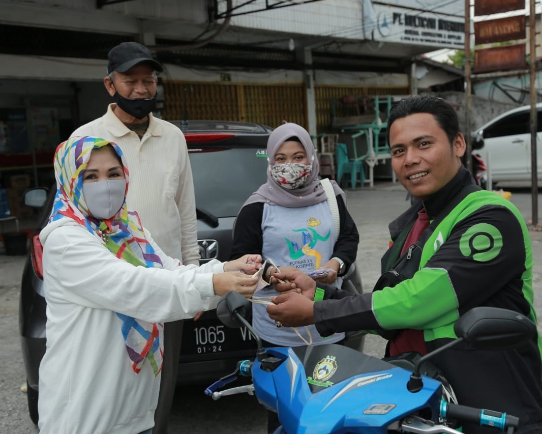 Forkomwil PUSPA Lancang Kuning Provinsi Riau Bagikan Sembako dan Masker Kepada Warga Yang Membutuhkan, Dalam Rangka Menghadapi Wabah Pandemi Covid-19