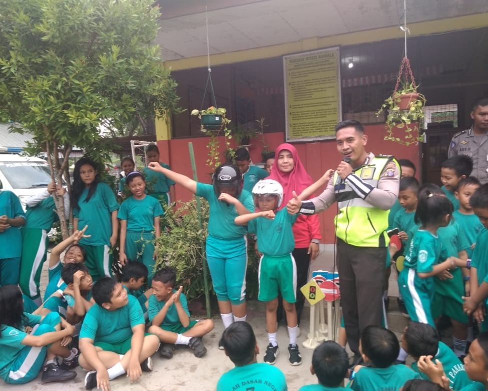 Polresta Palangka Raya Kenalkan Rambu Lalu Lintas ke Siswa SDN 7 Panarung