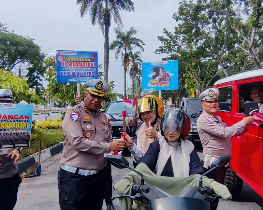 Polantas Menyapa, Subdit Kamsel Ditlantas Polda Riau Tebar Semangat Merah Putih Kepada Pengendara