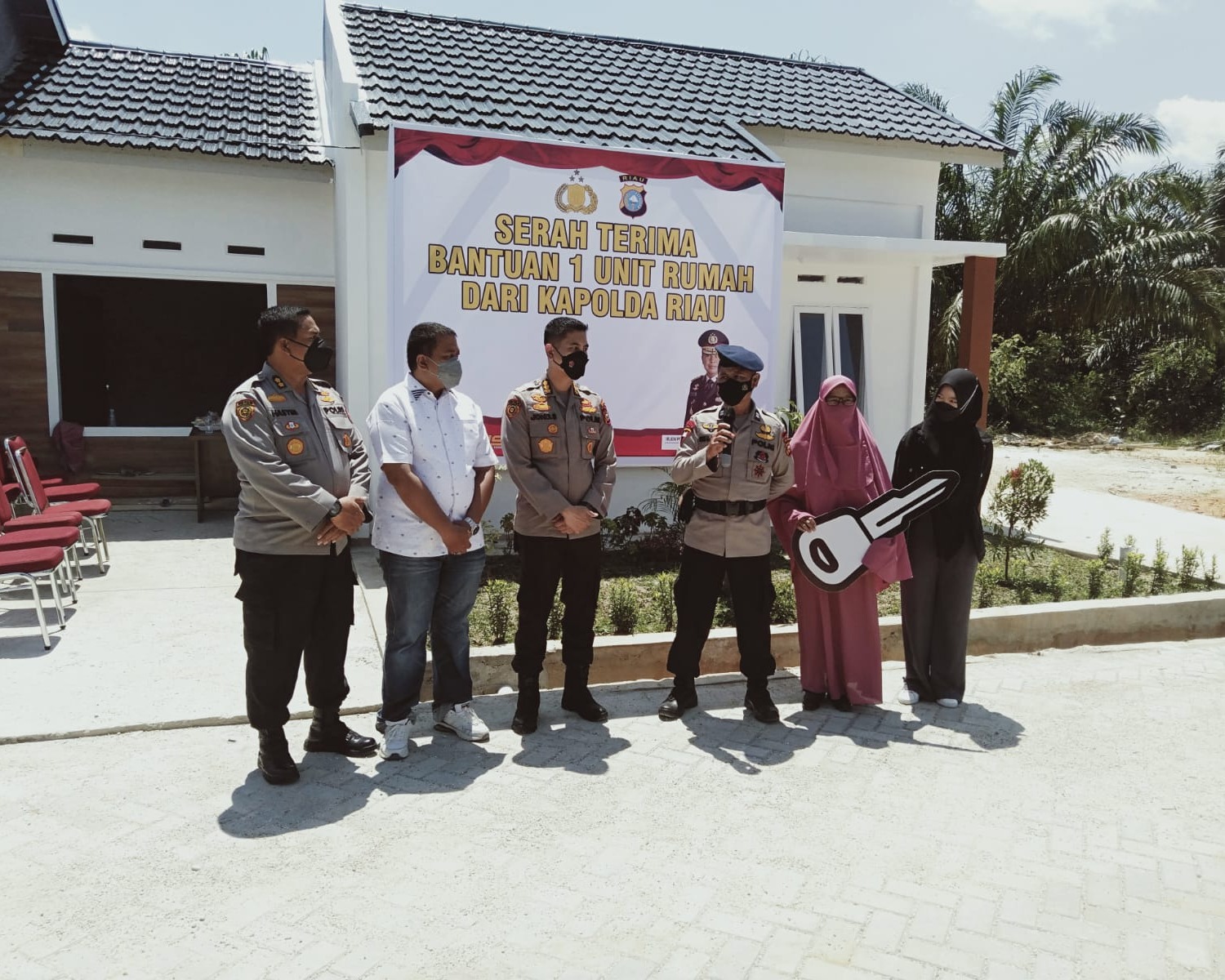 Penyerahan Kunci Rumah Dari Kapolda Riau Kepada Personil Brimob di Perumahan BPG Griya Kulim