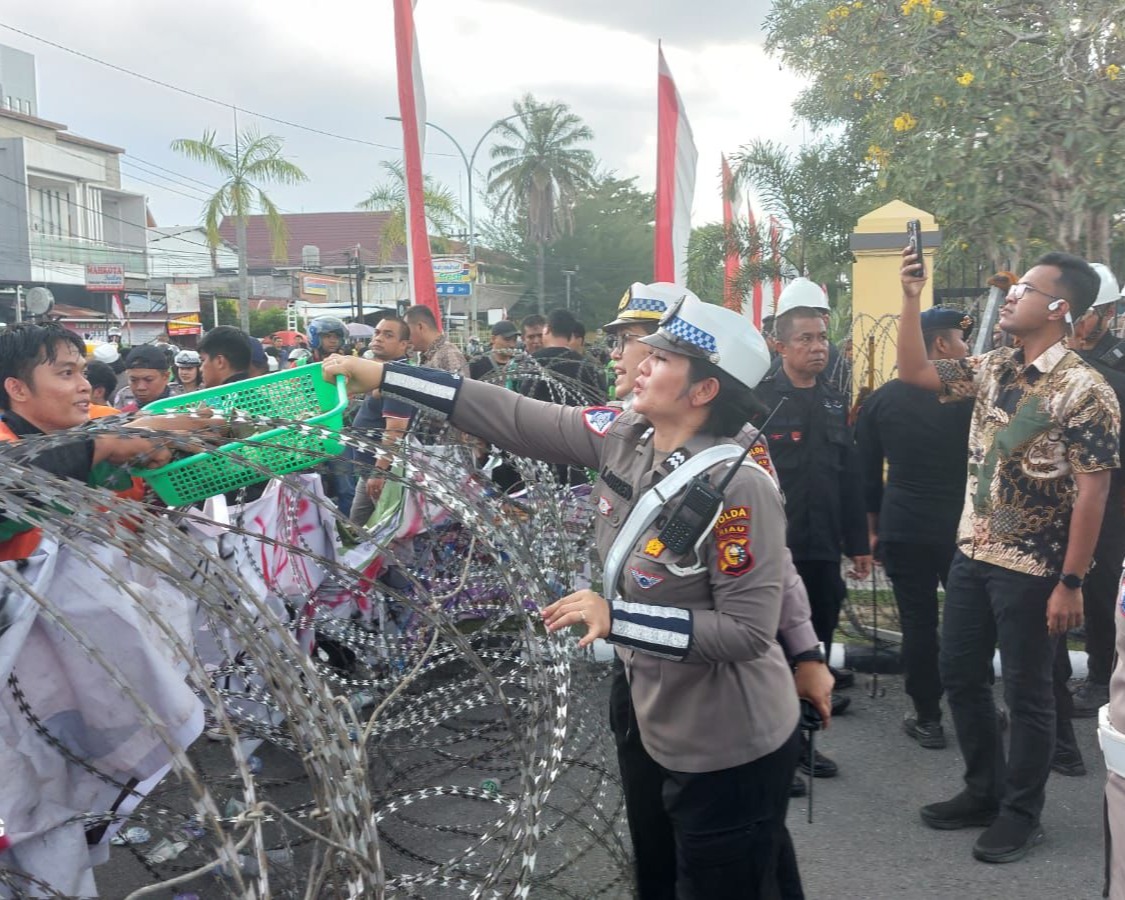 Polwan Sapa Massa Aksi, Ditlantas Polda Riau Atur Lalu Lintas Di Jalan Pattimura