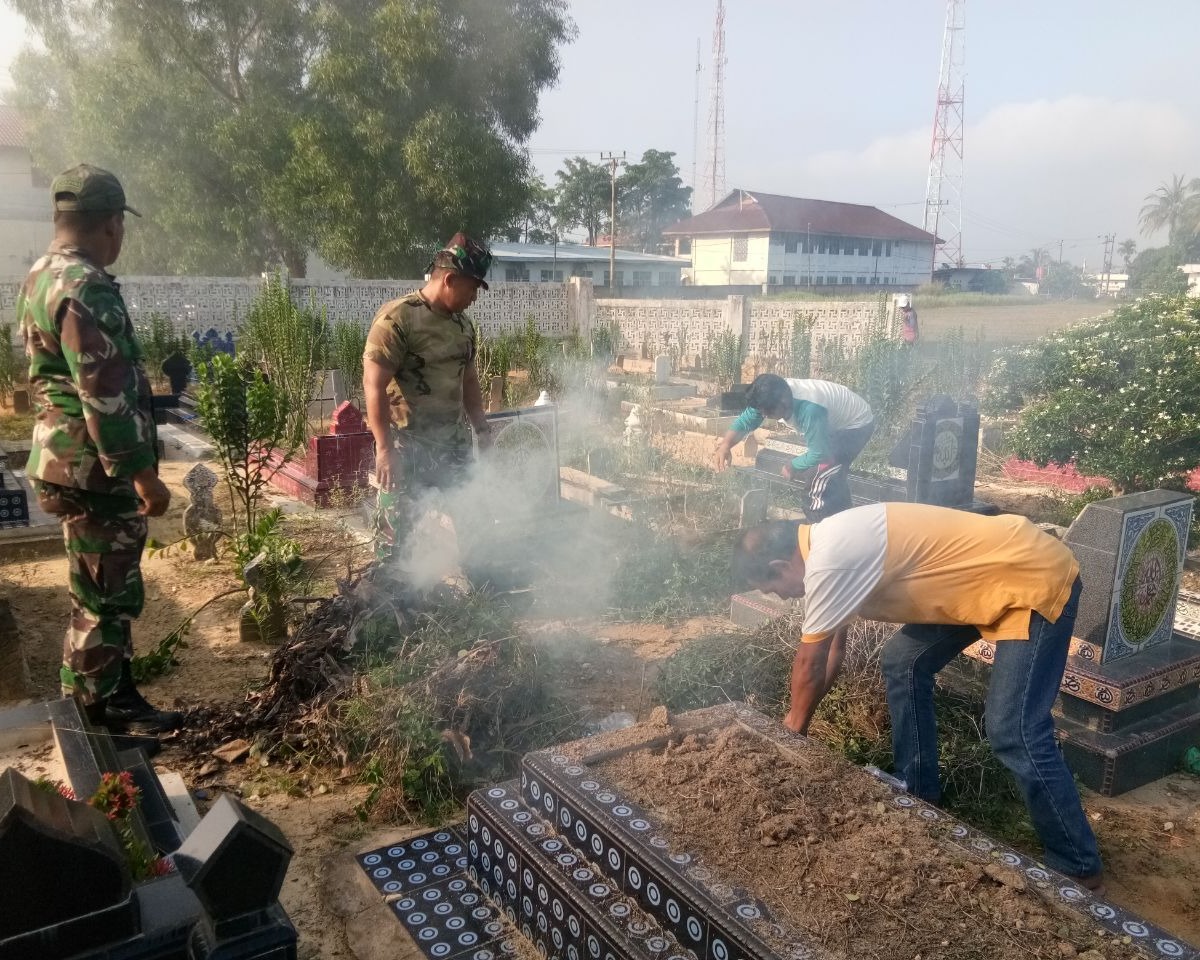 Babinsa Kodim 0301/Pekanbaru Bersama  Organisasi Kepemudaan dan Warga Setempat Laksanakan Kegiatan Gotong Royong di TPU Tenayan Raya