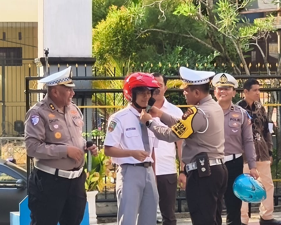 Dirlantas Polda Riau Pimpin Langsung Kegiatan Police Goes To School Dan Green Policing Di SMK Muhammadiyah 1 Pekanbaru