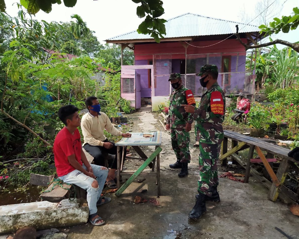 Ditengah Pandemi Covid-19, Babinsa Kodim 0301/Pekanbaru Terus Gencar Laksanakan Patroli Karhutla dan Sosialisasi