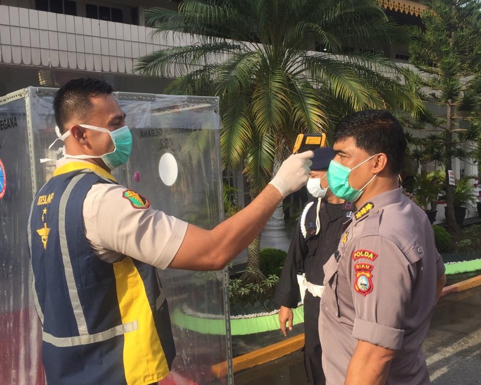 Polda Riau Lakukan Penyemprotan Desinfektan Upaya Pemutusan Rantai Penyebaran Covid-19