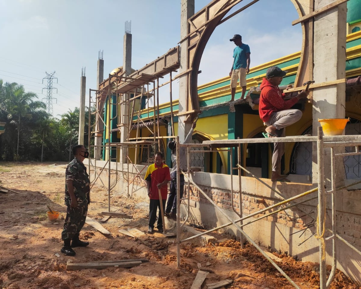 Babinsa Kodim 0301/PBR Laksanakan Komsos Dan Karya Bakti Rehabilitas Pembangunan Masjid Dzikir Al-Qowi