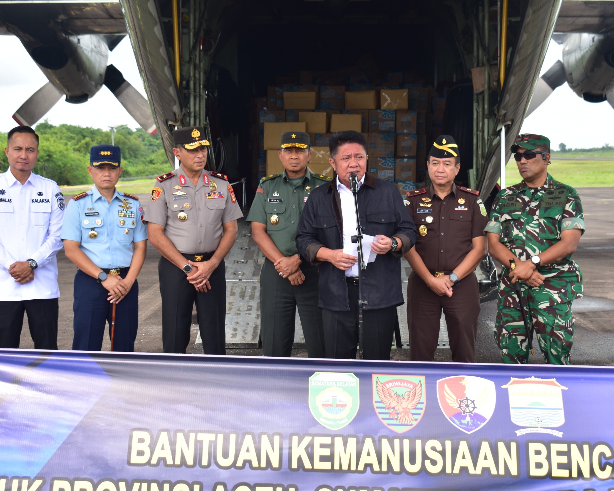 Gunakan Pesawat C-130 TNI AU, Gubernur Sumsel lepas Bantuan Logistik Bencana Alam Di Sumatera