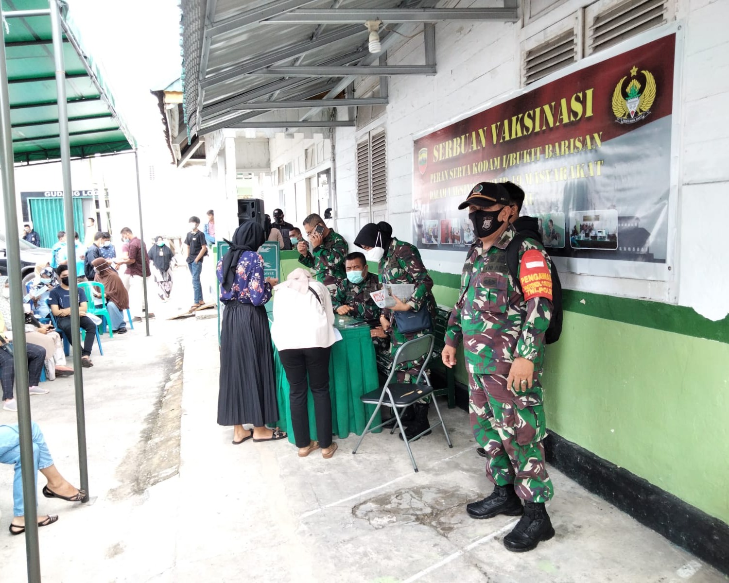 Berikan Rasa Aman Babinsa Kodim 0301/PBR Monitoring Pelaksanaan Vaksinasi di RS Tentara Kota Pekanbaru