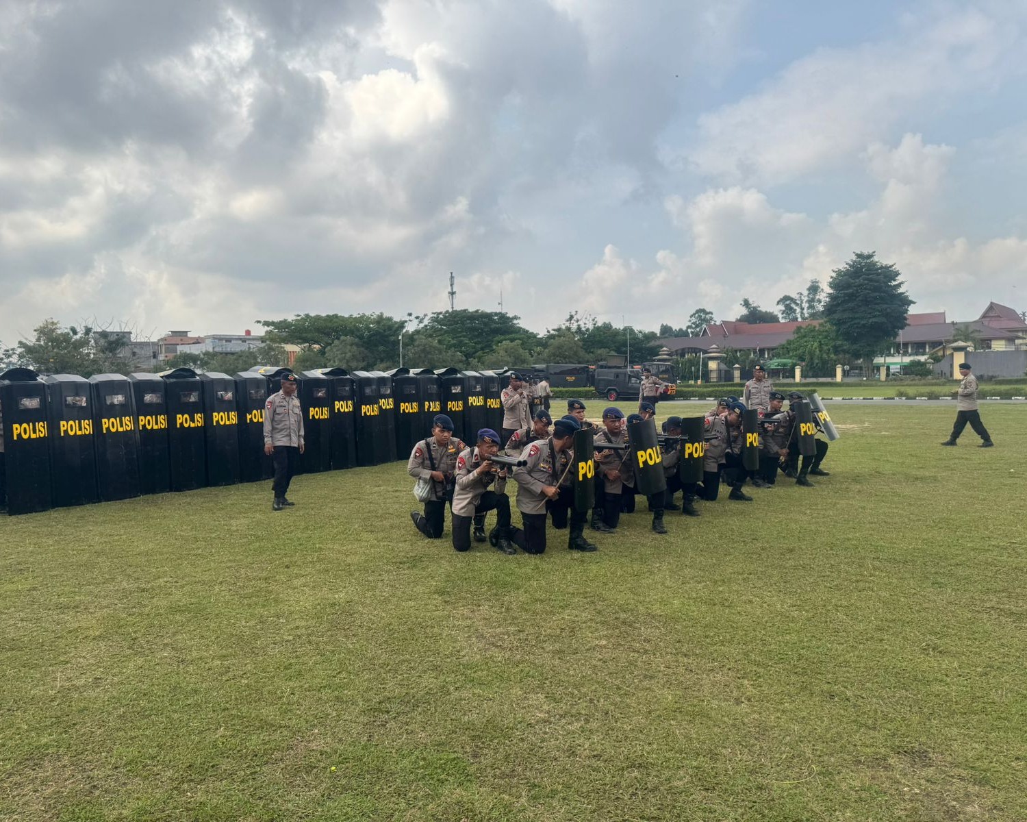 Polda Riau Latihan Taktis Hadapi May Day 2025 Fokus Pada Pendekatan Humanis