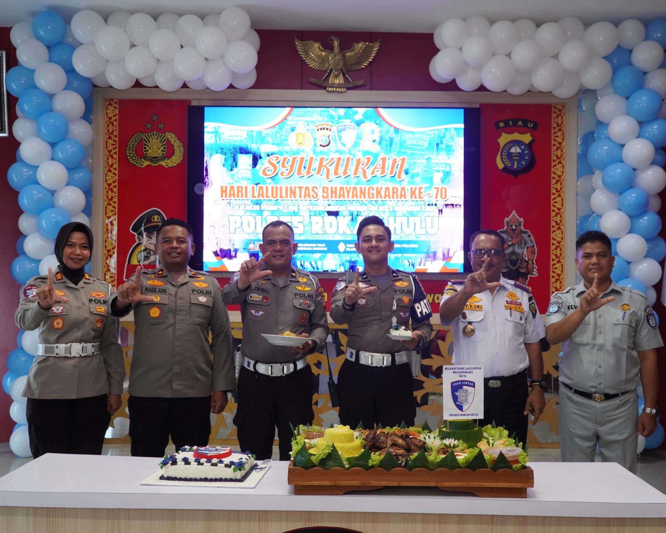Peringatan Hari Lalu Lintas Bhayangkara Ke-70, Polres Rohul Salurkan Bantuan Sembako Untuk Pengendera Becak