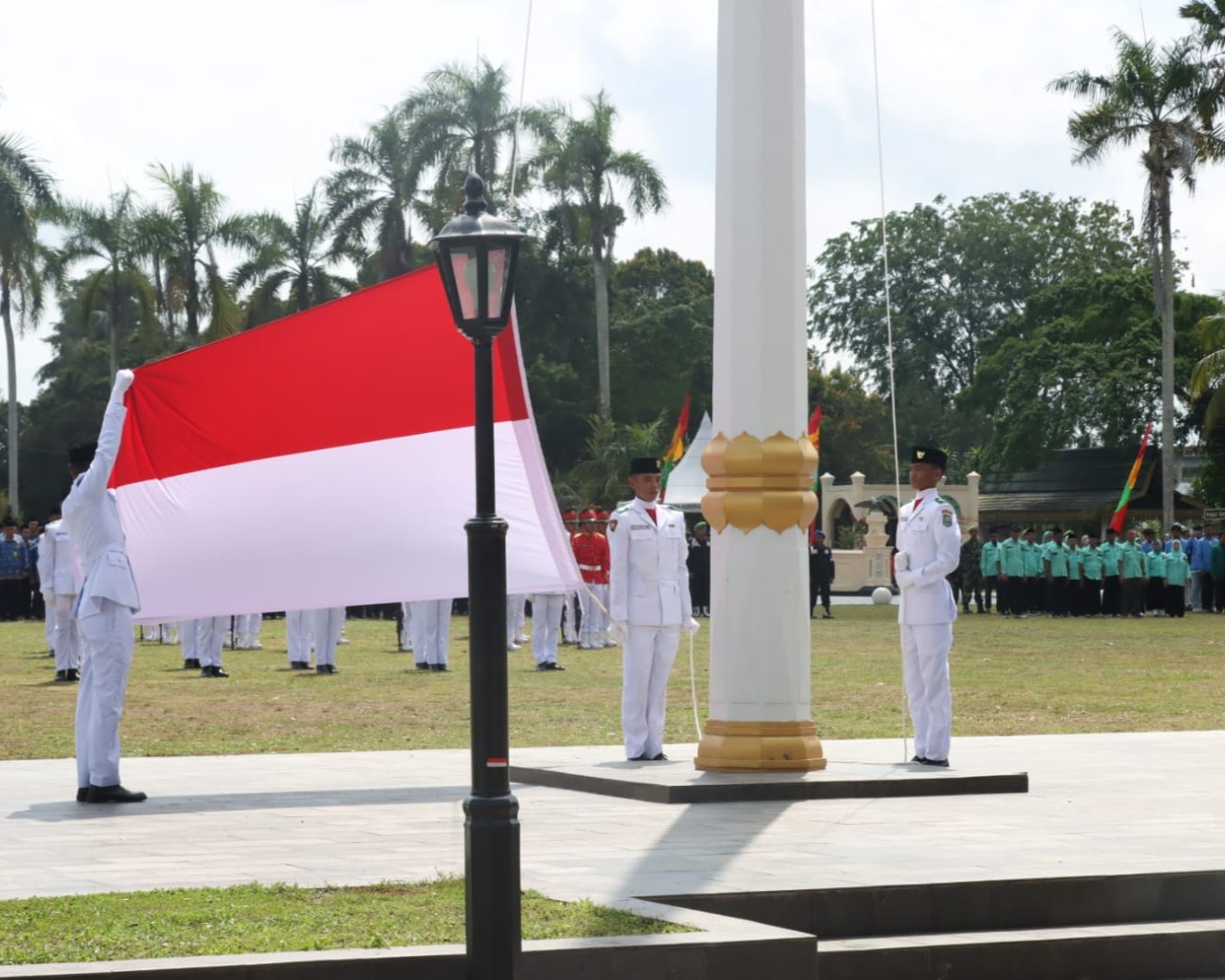 Kapolres Bersama Unsur Pimpinan Daerah Hadiri Upacara Pengibaran Bendera HUT Ke-80 RI Di Kabupaten Siak